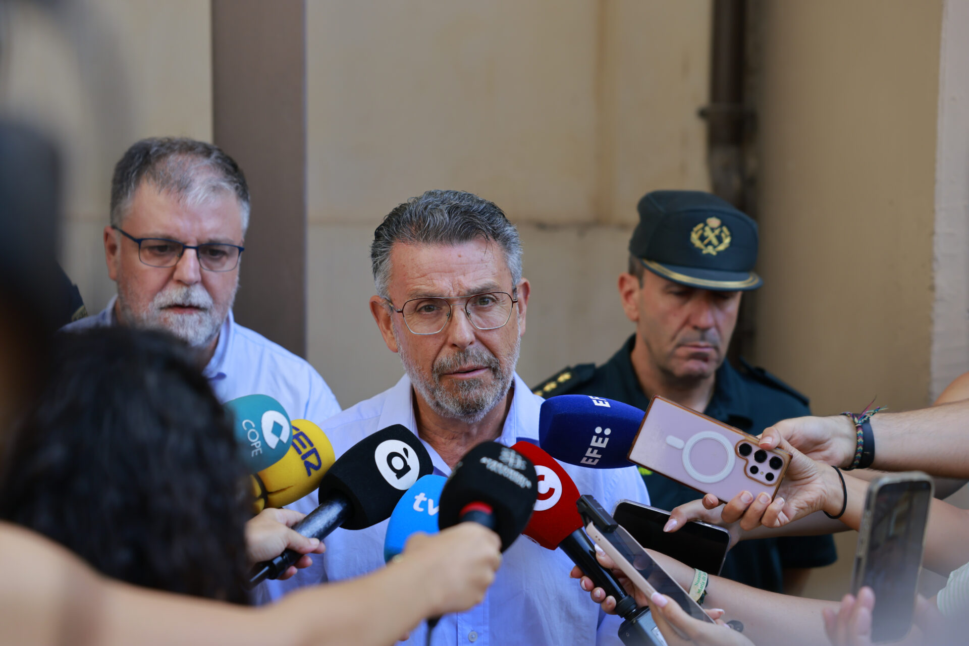 VILLENA (ALICANTE), 27/08/2026.- El subdelegado de Gobierno en Alicante, Manuel Pineda, atiende a los medios este jueves en Villena en relación al robo de uno de los conjuntos más valiosos de la Edad de Bronce en Europa y que alberga el museo de esta localidad alicantina (este de España), que fue robado la madrugada de este jueves. EFE/ Pablo Miranzo