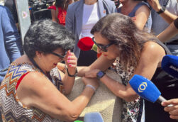 CEUTA, 12/08/2026.- Una ciudadana de Ceuta informa a la ministra de Defensa, Margarita Robles, sobre la situación tras la entrada de inmigrantes en la ciudad, a la llegada de Robles a Ceuta donde visitará a las tropas dependientes del Mando Operativo Terrestre desplegadas y mantendrá un encuentro con el presidente de la ciudad autónoma, Juan Jesús Vivas.. EFE/Reduan