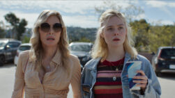Michelle Pfeiffer y Elle Fanning en 'Margo's Got Money Troubles'.