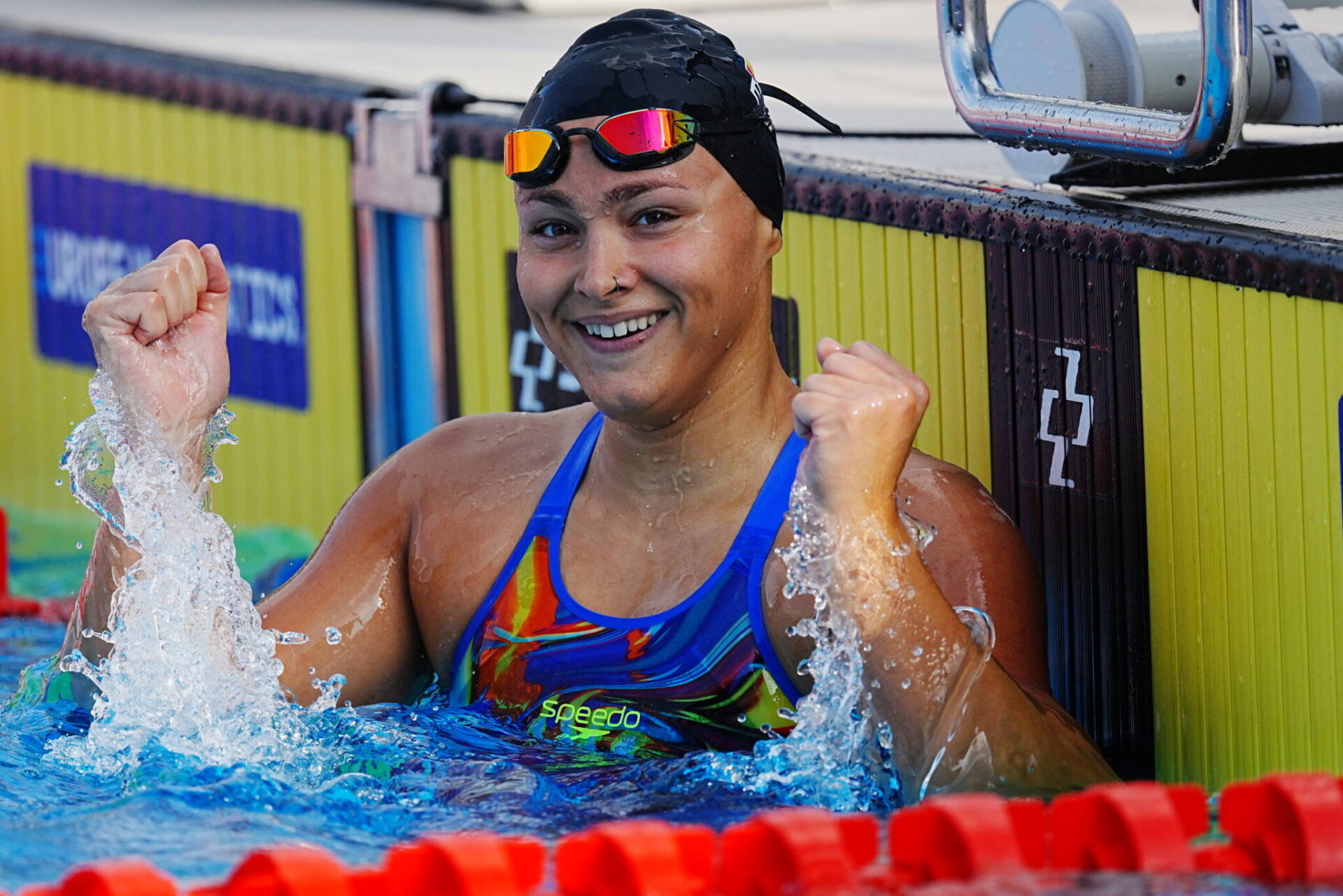 María Daza celebrando tras finalizar una carrera.