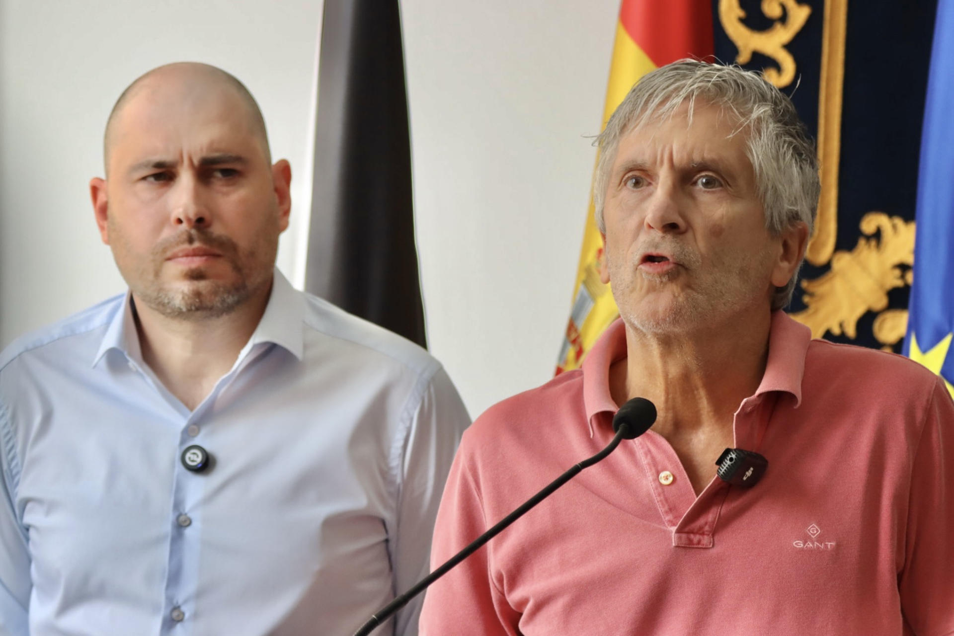 Ceuta, 01/08/2026.- El ministro del Interior, Fernando Grande-Marlaska (d), comparece en la Delegación del Gobierno de Ceuta para hablar sobre la situación de inmigración ilegal en Ceuta y las medidas que se están llevando a cabo para frenar la masiva avalancha de personas procedentes de Marruecos. El número de cadáveres recuperados en la costa de Ceuta tras la entrada masiva de personas en los últimos días asciende a 67, según los datos facilitados a EFE por fuentes de la Delegación del Gobierno en la ciudad autónoma. EFE/Reduan