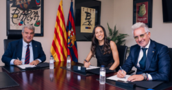 La futbolista del FC Barcelona, Martina Fernández, firmando su contrato