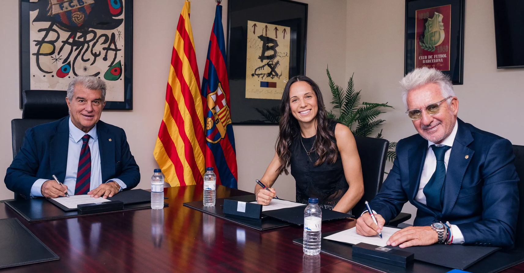 La futbolista del FC Barcelona, Martina Fernández, firmando su contrato
