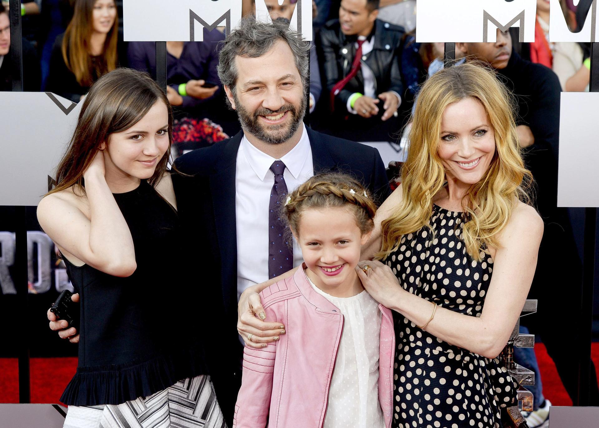 GRX04. Los Angeles (United States), 13/04/2014.- US actress Leslie Mann (R) along with husband US writer and director Judd Apatow (2-L) and two daughters Iris Apatow (L) and Maude Apatow (2-R) arrive for the 2014 MTV Movie Awards at the Nokia Theatre in Los Angeles, California, USA, 13 April 2014. The movies are nominated by producers and executives from MTV and the winners are chosen on-line by the general public. (EEUU, Estados Unidos) EFE/EPA/MICHAEL NELSON