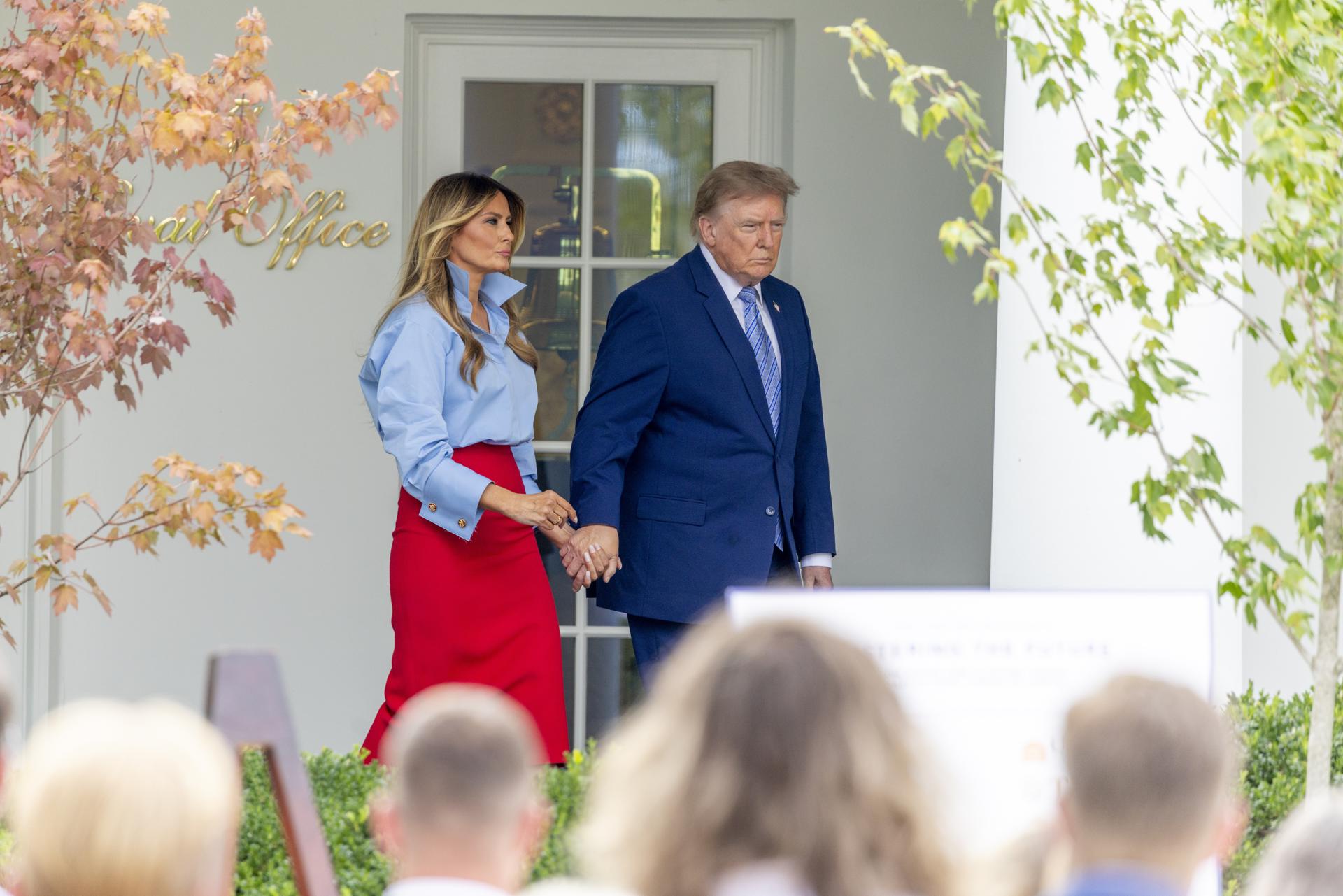 WASHINGTON (United States), 20/08/2026.- US First Lady Melania Trump (L), with US President Donald J. Trump, walks into the Rose Garden to announce a strategic alliance with IndyCar and Fox Corporation to expand her Fostering the Future program at the White House in Washington, DC, USA, 20 August 2026. EFE/EPA/SHAWN THEW