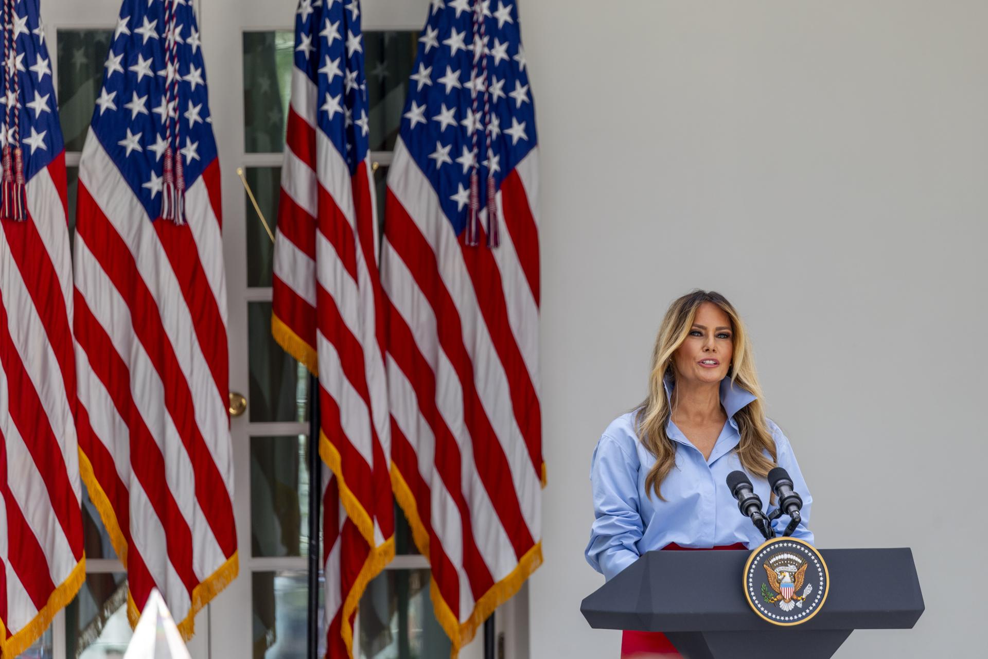 WASHINGTON (United States), 20/08/2026.- First Lady Melania Trump announces a strategic alliance with IndyCar and Fox Corporation to expand her Fostering the Future program during an event in the Rose Garden at the White House in Washington, DC, USA, 20 August 2026. EFE/EPA/SHAWN THEW