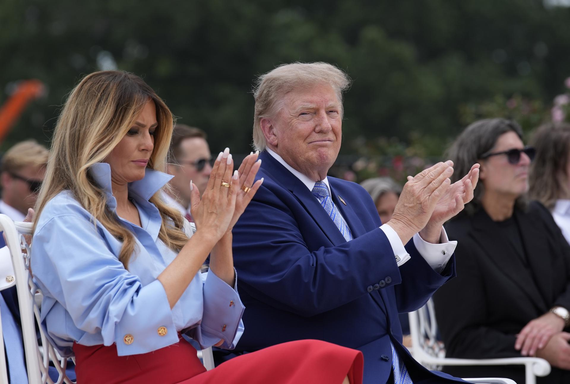 WASHINGTON (United States), 20/08/2026.- US President Donald Trump (R) and US First Lady Melania Trump (L) attend an event to announce the administration's new 'Fostering the Future' program in the Rose Garden of the White House in Washington, DC, USA, 20 August 2026. The White House initiative aims to empower youth in the foster care system by expanding educational opportunities, leadership development, and economic independence for individuals transitioning out of care. EFE/EPA/YURI GRIPAS / POOL