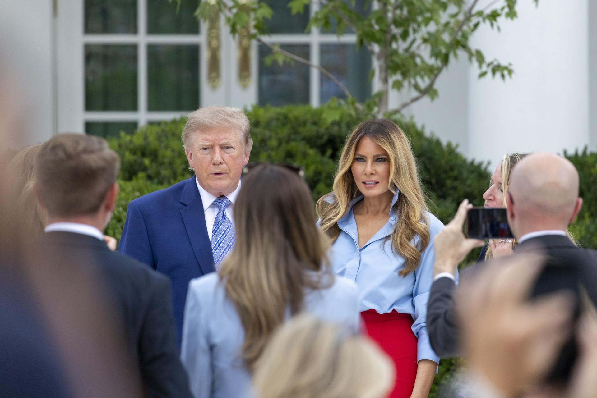 WASHINGTON (United States), 20/08/2026.- US President Donald J. Trump (L) and First Lady Melania Trump (R) pose for pictures following an event announcing a strategic alliance with IndyCar and Fox Corporation to expand the First Ladys Fostering the Future program in the Rose Garden at the White House in Washington, DC, USA, 20 August 2026. EFE/EPA/SHAWN THEW