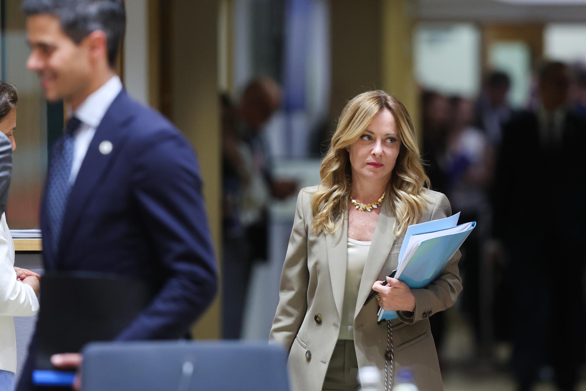 Brussels (Belgium), 18/06/2026.- Italian Prime Minister Giorgia Meloni (R) and Dutch prime Minister Rob Jetten (L) attend the European Council summit in Brussels, Belgium, 18 June 2026. European leaders are gathering in Brussels for a two-day meeting packed with pressing geopolitical and economic issues. (Bélgica, Bruselas) EFE/EPA/OLIVIER HOSLET