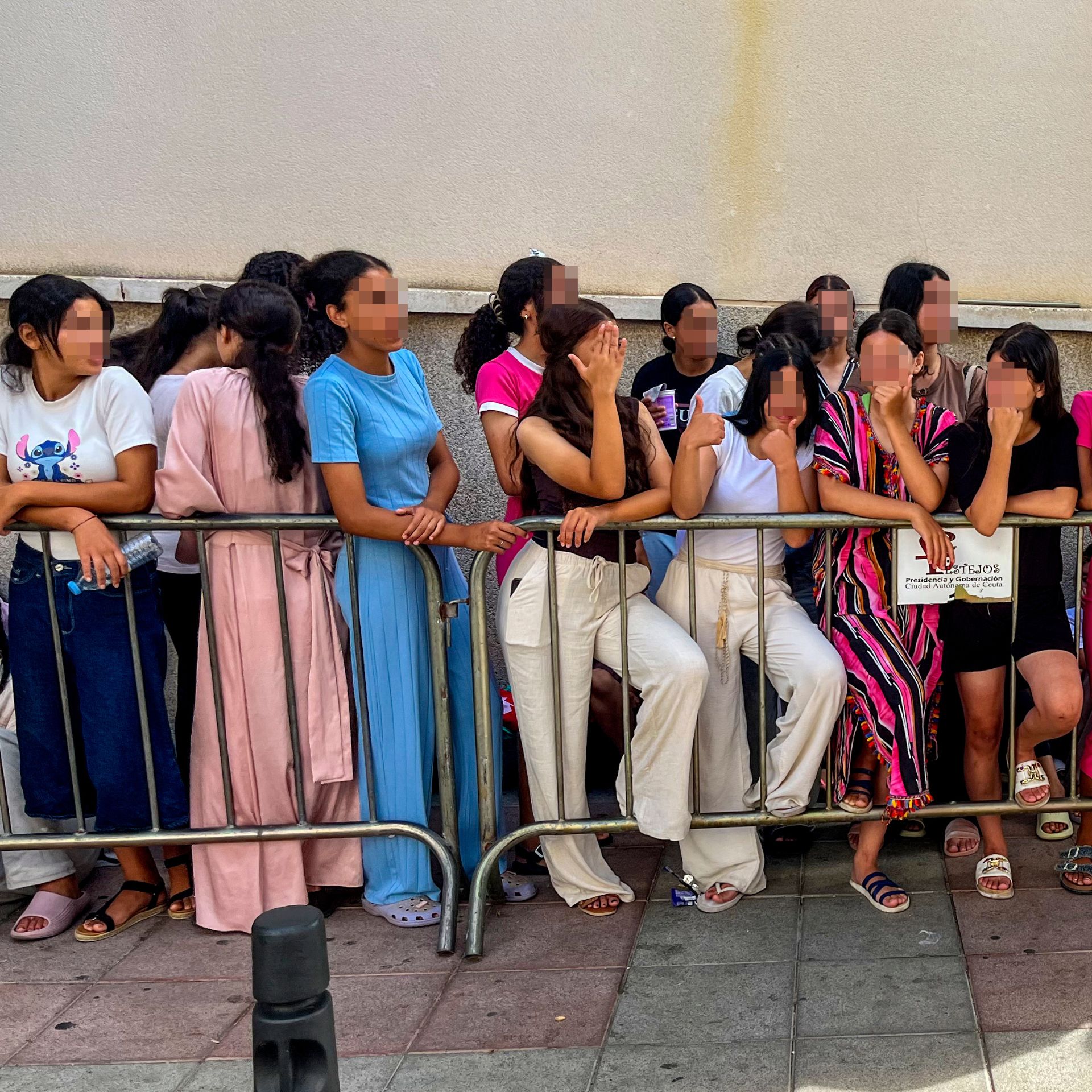 Decenas de menores que entraron irregularmente en Ceuta el pasado 30 de julio se acumulan desde primeras horas de este viernes a las puertas de la Jefatura Superior de Policía de la ciudad para ser identificados.