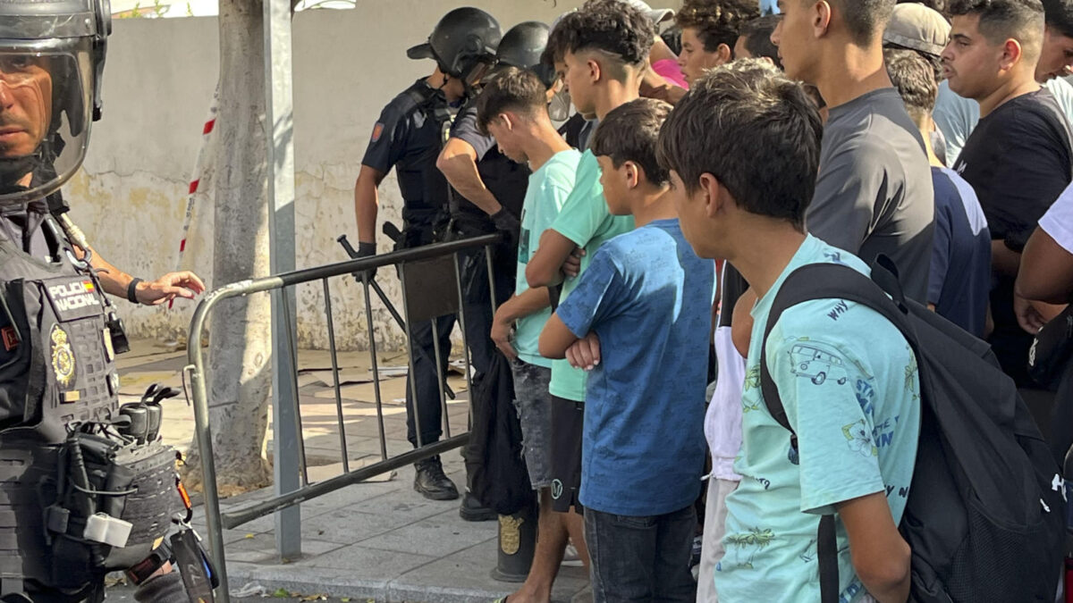 FOTODELDÍA CEUTA, 10/08/2026.-Multitud de menores migrantes esperan para su filiación frente a la Jefatura Superior de la Policía Nacional en Ceuta este lunes. La situación en Ceuta sigue lejos de normalizarse, con campamentos provisionales para muchos migrantes y miles de menores a la espera de una solución, y continúa marcando la disputa entre el Gobierno y el PP, que mantiene el pulso para que tres ministros comparezcan en el Senado aunque desde el Ejecutivo solo piensen hacerlo en el Congreso. -EFE/ Reduan