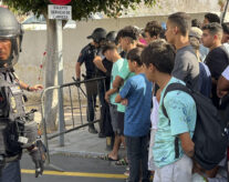 FOTODELDÍA CEUTA, 10/08/2026.-Multitud de menores migrantes esperan para su filiación frente a la Jefatura Superior de la Policía Nacional en Ceuta este lunes. La situación en Ceuta sigue lejos de normalizarse, con campamentos provisionales para muchos migrantes y miles de menores a la espera de una solución, y continúa marcando la disputa entre el Gobierno y el PP, que mantiene el pulso para que tres ministros comparezcan en el Senado aunque desde el Ejecutivo solo piensen hacerlo en el Congreso. -EFE/ Reduan