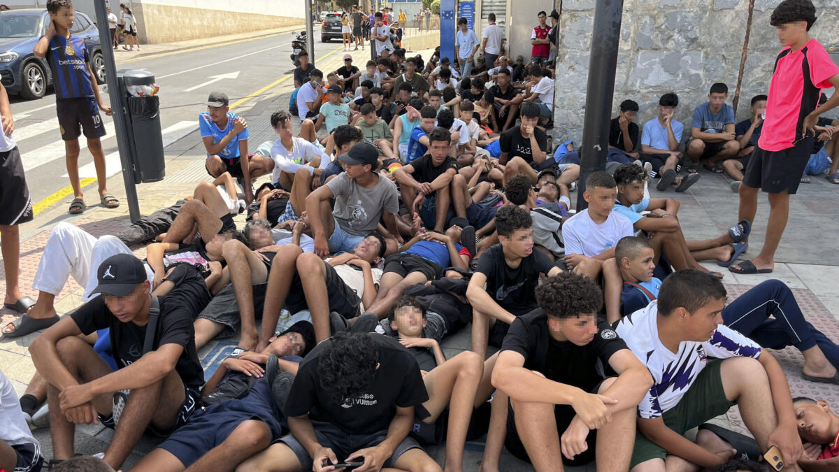 Multitud de menores migrantes esperan para su filiación frente a la Jefatura Superior de la Policía Nacional en Ceuta.