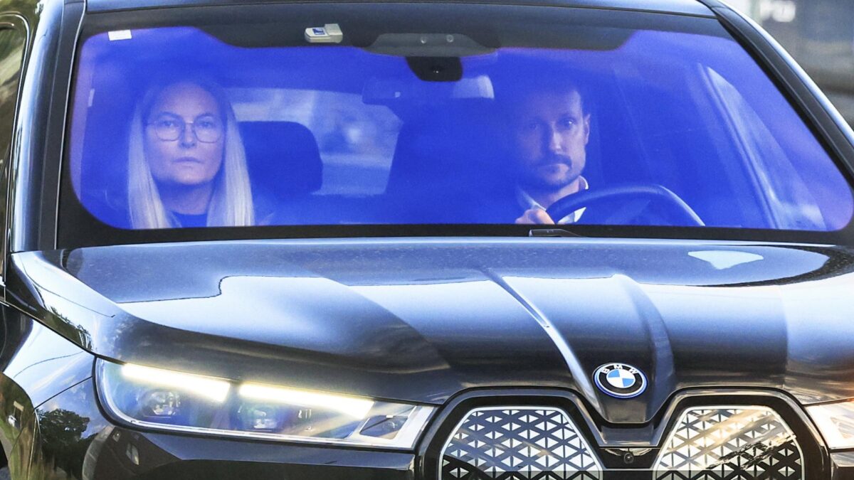OSLO (Norway), 27/08/2026.- Norways Crown Prince Haakon (R) and Crown Princess Mette-Marit (L) arrive at the National Hospital, where King Harald is admitted in Oslo, Norway, 27 August 2026. Norway's 89-year-old King Harald V has been in hospital since August 17 with a blood disorder. The 89-year-old monarch is in an 'extremely serious' condition, according to a statement from the royal palace. (Noruega) EFE/EPA/Amanda Pedersen Giske NORWAY OUT