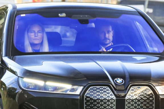 OSLO (Norway), 27/08/2026.- Norways Crown Prince Haakon (R) and Crown Princess Mette-Marit (L) arrive at the National Hospital, where King Harald is admitted in Oslo, Norway, 27 August 2026. Norway's 89-year-old King Harald V has been in hospital since August 17 with a blood disorder. The 89-year-old monarch is in an 'extremely serious' condition, according to a statement from the royal palace. (Noruega) EFE/EPA/Amanda Pedersen Giske NORWAY OUT