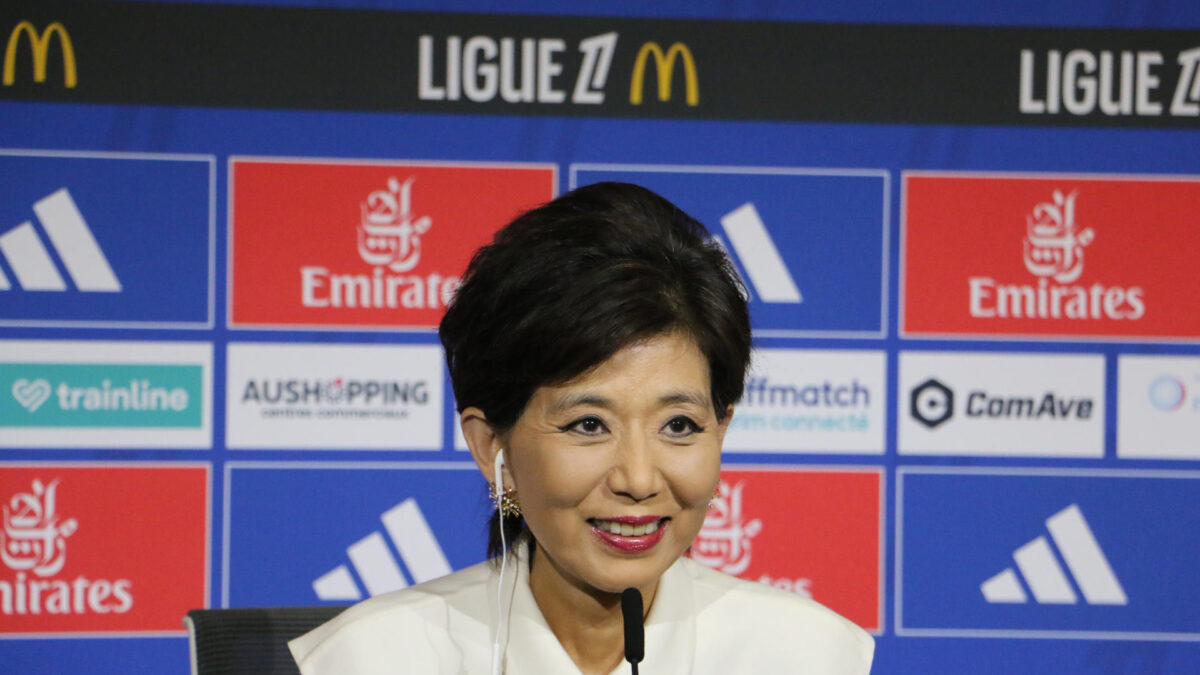 GRAF2524. LYON (FRANCIA), 09/07/2025.- La empresaria Michele Kang ofrece una rueda de prensa en el estadio Groupama Stadium, este miércoles. El Olympique de Lyon ya puede respirar tras conocer este miércoles que la próxima temporada podrá jugar en la primera división (Ligue 1), después de que las autoridades financieras del fútbol francés revocaran en apelación el descenso administrativo del club por los problemas financieros que arrastra. La recién nombrada presidenta del club, la estadounidense Michele Kang, se mostró exultante en la rueda de prensa convocada en el Groupama Stadium, unas horas después de regresar de la audiencia en París ante la Dirección Nacional de Control de Gestión (DNCG) del fútbol francés. EFE/Javier Villagarcía