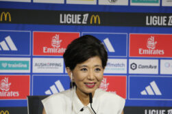 GRAF2524. LYON (FRANCIA), 09/07/2025.- La empresaria Michele Kang ofrece una rueda de prensa en el estadio Groupama Stadium, este miércoles. El Olympique de Lyon ya puede respirar tras conocer este miércoles que la próxima temporada podrá jugar en la primera división (Ligue 1), después de que las autoridades financieras del fútbol francés revocaran en apelación el descenso administrativo del club por los problemas financieros que arrastra. La recién nombrada presidenta del club, la estadounidense Michele Kang, se mostró exultante en la rueda de prensa convocada en el Groupama Stadium, unas horas después de regresar de la audiencia en París ante la Dirección Nacional de Control de Gestión (DNCG) del fútbol francés. EFE/Javier Villagarcía