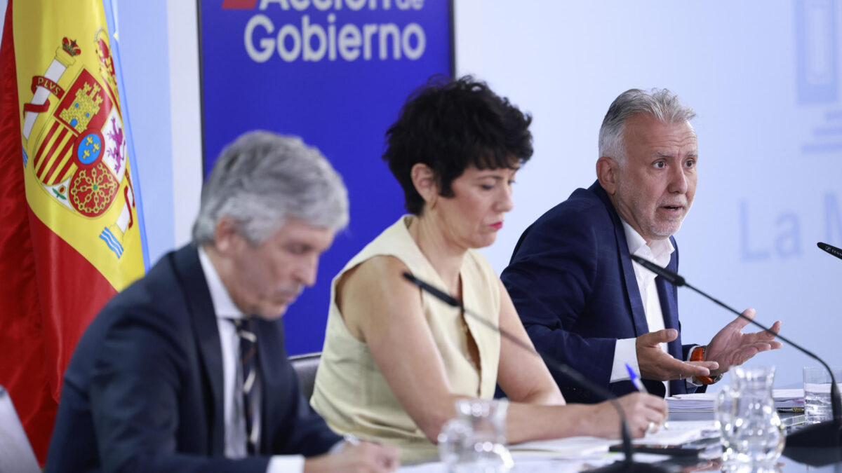 El ministro de Interior, Fernando Grande-Marlaska; la ministra portavoz y titular de Inclusión, Seguridad Social y Migraciones, Elma Saiz; y el ministro de Política Territorial y Memoria Democrática, Ángel Víctor Torres, dan la rueda de prensa convocada tras la reunión del Consejo de Ministros