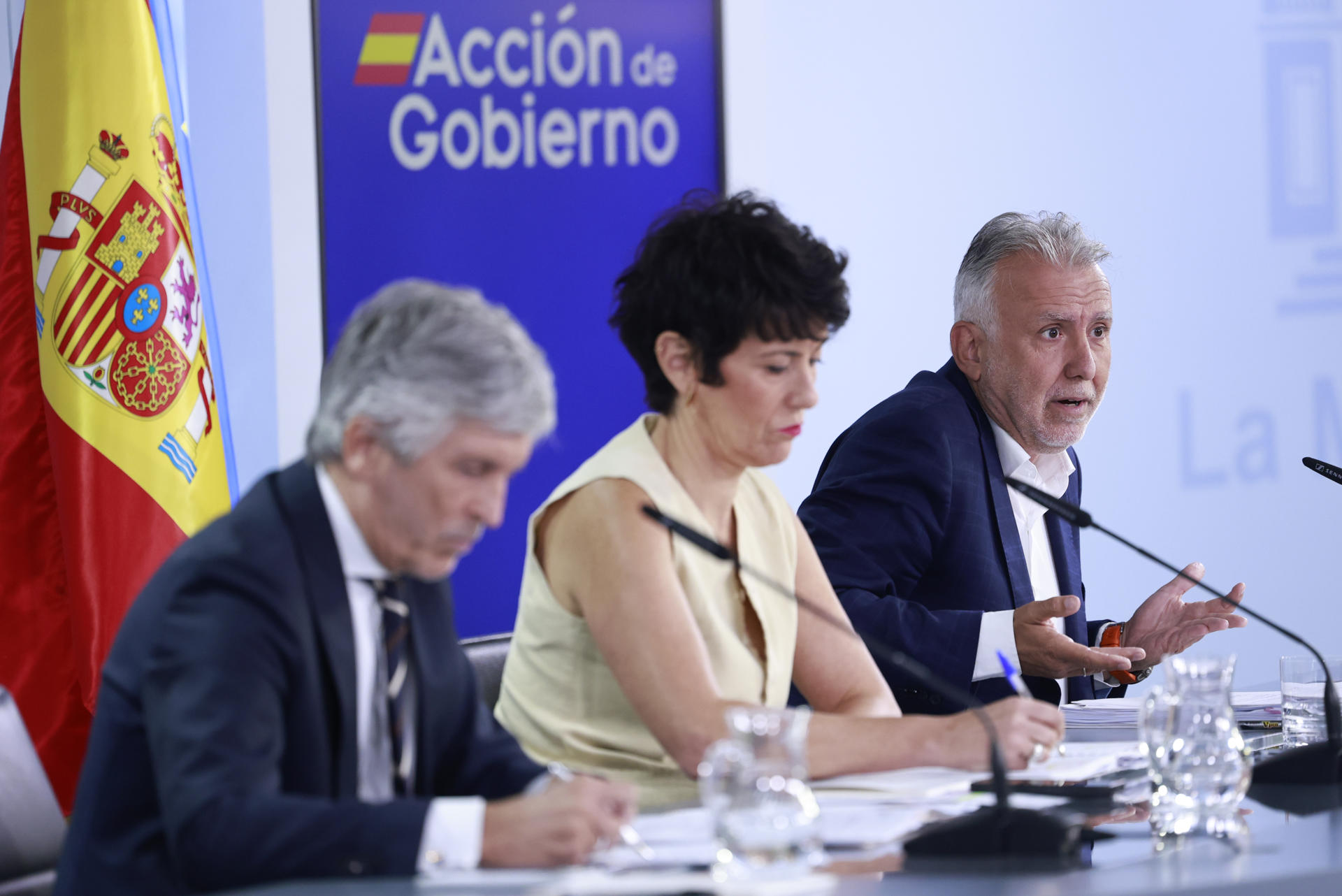 El ministro de Interior, Fernando Grande-Marlaska; la ministra portavoz y titular de Inclusión, Seguridad Social y Migraciones, Elma Saiz; y el ministro de Política Territorial y Memoria Democrática, Ángel Víctor Torres, dan la rueda de prensa convocada tras la reunión del Consejo de Ministros