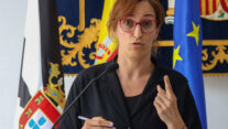 CEUTA (ESPAÑA), 16/08/2026.- La ministra de Sanidad, Mónica García durante la rueda de prensa tras su encuentro con el presidente de la Ciudad Autónoma de Ceuta, Juan Jesús Vivas (no en la imagen) en el Palacio autonómico para tratar la crisis sanitaria y migratoria que padece la ciudad. EFE/Reduan