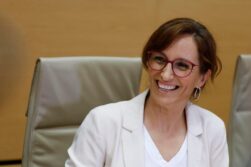 La ministra de Sanidad, Mónica García, comparece este jueves en la Comisión de Sanidad del Congreso para informar de la gestión de sus competencias en la crisis migratoria de Ceuta. EFE/Mariscal