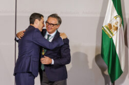 SEVILLA, 15/07/2026.- El presidente de la Junta de Andalucía, Juanma Moreno, y el vicepresidente segundo, Manuel Gavira (d), de Vox, durante el acto de toma de posesión antes de la primera reunión presencial del nuevo Ejecutivo autonómico, este miércoles en el Palacio de San Telmo en Sevilla.- EFE/ Julio Muñoz