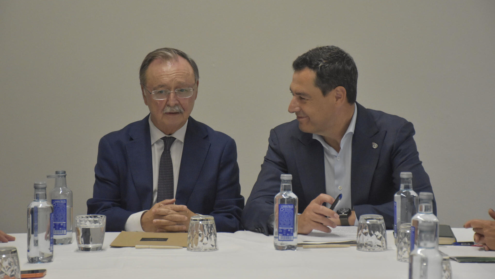 CEUTA , 20/08/2026.- El presidente de la Junta de Andalucía, Juanma Moreno (d) y el de Ceuta, Juan Vivas, durante una reunión este jueves en la ciudad autónoma. Moreno ha señalado que el acuerdo con Vox sobre la acogida de menores no acompañados en esta comunidad recoge el "respeto a la ley vigente" si bien ha pedido la devolución de todos los migrantes llegados a Ceuta a finales de julio.EFE/ Reduan
