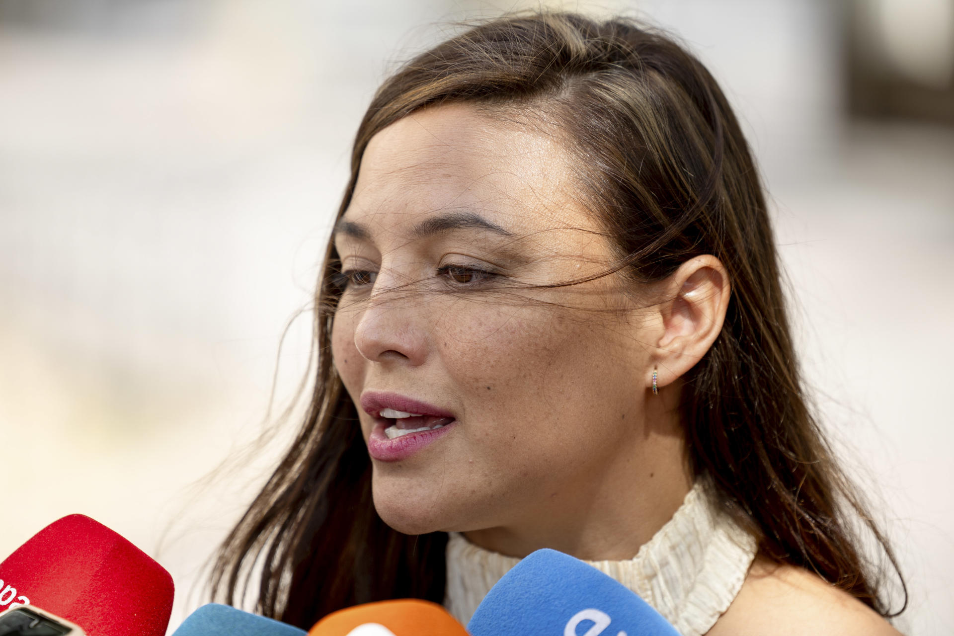 MADRID (ESPAÑA), 24/06/2026.- La actriz Elisa Mouliaá comparece ante los medios tras personarse este miércoles en los juzgados madrileños de Plaza de Castilla para comparecer ante el magistrado que la investiga por presuntas calumnias al exportavoz de Sumar, Íñigo Errejón, y que la semana pasada la ordenó detener por no acudir en su tercera citación. EFE/ Daniel González