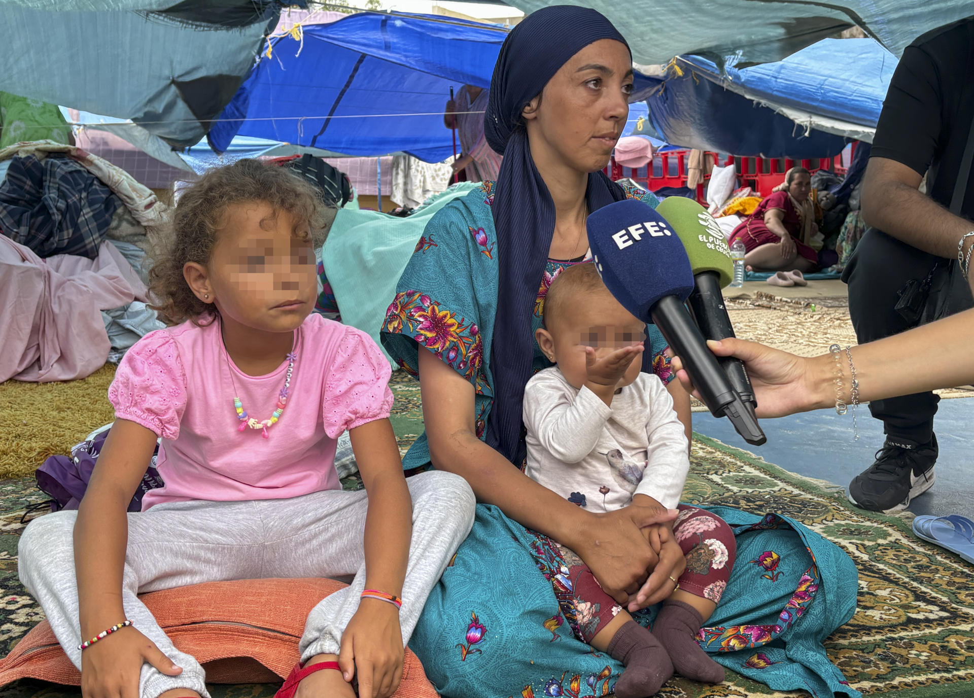 CEUTA, 21/08/2026.- Vista general de un asentamiento de niñas y mujeres del colegio Reina Sofía en el barrio del Príncipe, en Ceuta. Mujeres migrantes que están en el asentamiento habilitado en el campo de fútbol del colegio Reina Sofía, en el barrio del Príncipe de Ceuta, han pedido al Gobierno que les ayude con una solución porque han venido a España a tener un futuro mejor que el que les espera en Marruecos y han asegurado que "no vienen a hacer nada malo ni quieren causar problemas". EFE/ Laura Rincón
