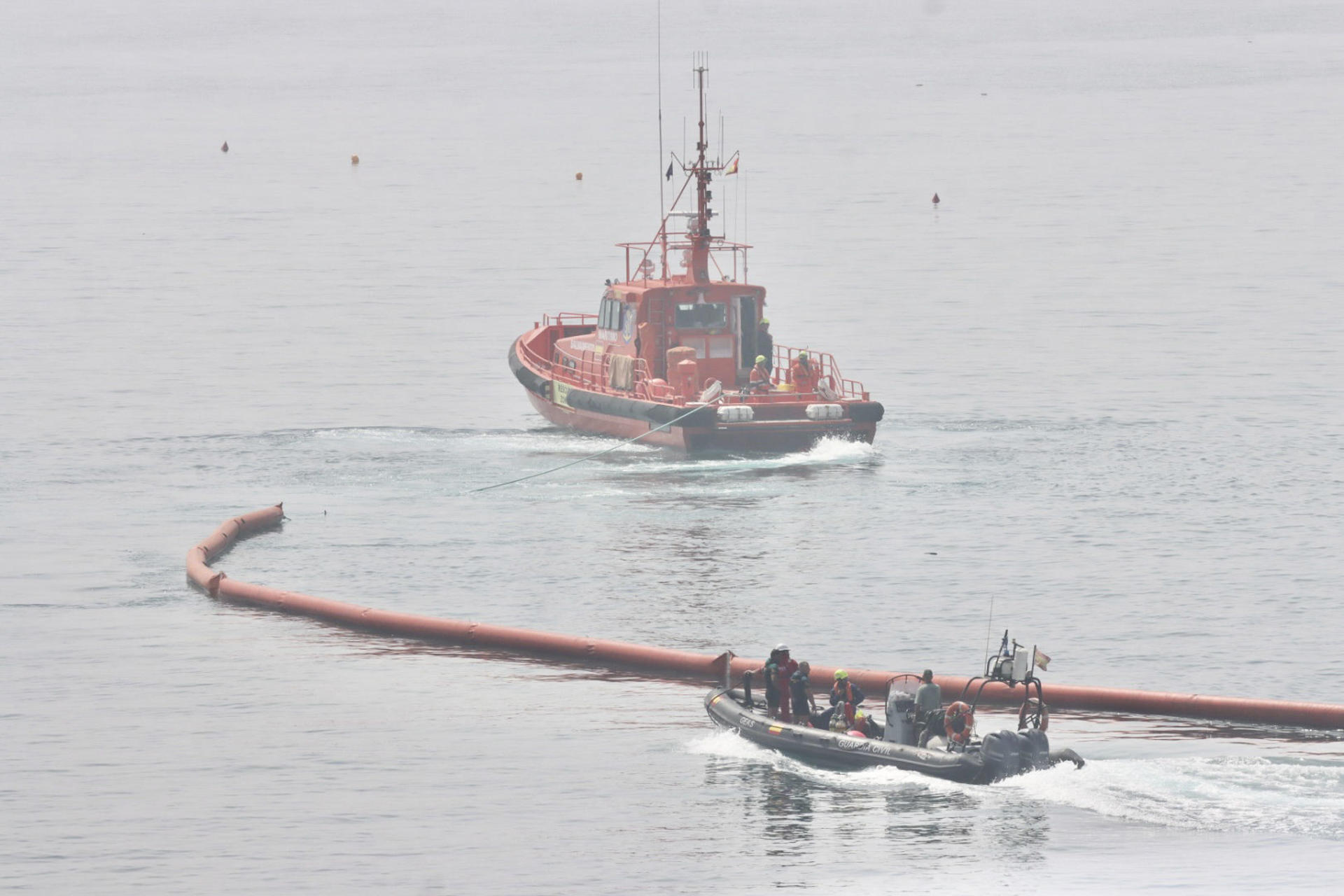 Colocación de una boya flotante para marcar el límite entre la playa del Tarajal de Ceuta y Marruecos.