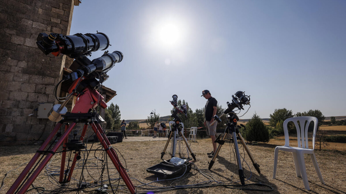VILLALIBADO (BURGOS), 11/08/2026.- Una treintena de investigadores de la NASA y del Exploratorium de San Francisco han 'tomado' Villalibado, un pueblo semiabandonado de la provincia de Burgos para seguir el eclipse. EFE/Santi Otero