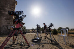 VILLALIBADO (BURGOS), 11/08/2026.- Una treintena de investigadores de la NASA y del Exploratorium de San Francisco han 'tomado' Villalibado, un pueblo semiabandonado de la provincia de Burgos para seguir el eclipse. EFE/Santi Otero