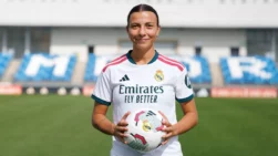 Arianna Caruso posando en Valdebebas tras su firma con el Real Madrid