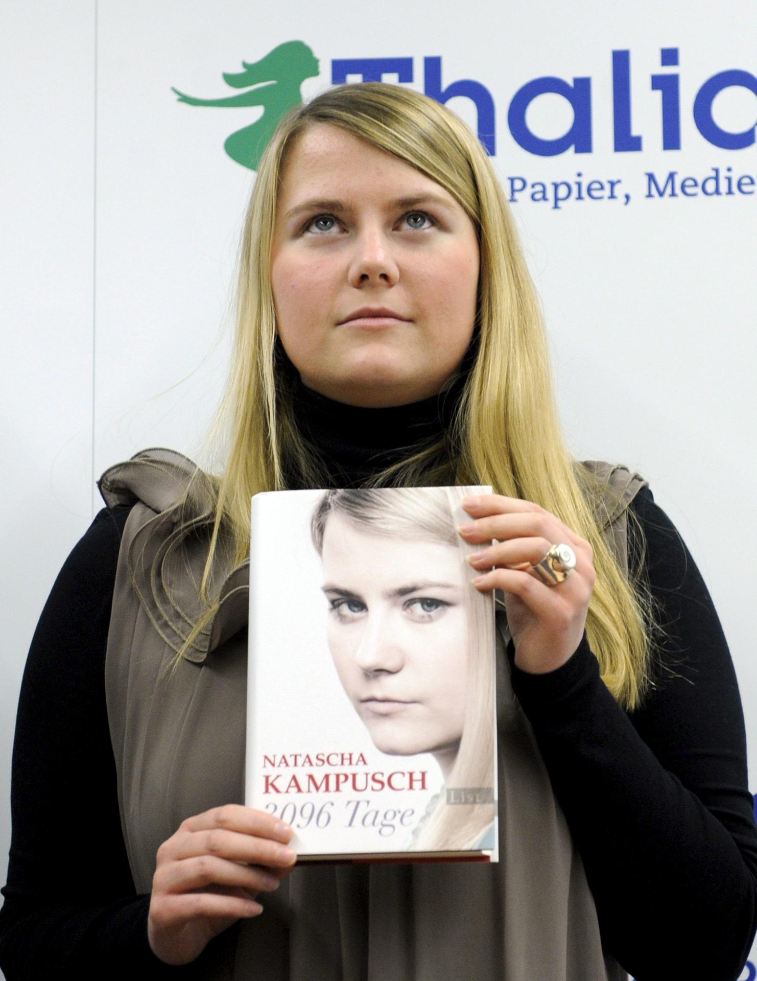 NAT28 VIENA (AUSTRIA), 9/9/2010.- La joven austríaca Natascha Kampusch posa durante la presentación de su autobiografía, "3.096 días", en Viena, Austria, hoy, jueves 9 de septiembre de 2010. Los 3.096 días del título son los ocho años de su secuestro -del 2 de marzo de 1998 al 23 de agosto de 2006-, en los que pasó de los 10 a los 18 años encerrada bajo tierra a merced de Wolfgang Priklopil, que se suicidó el mismo día que la chica logró escaparse. EFE/Roland Schlager