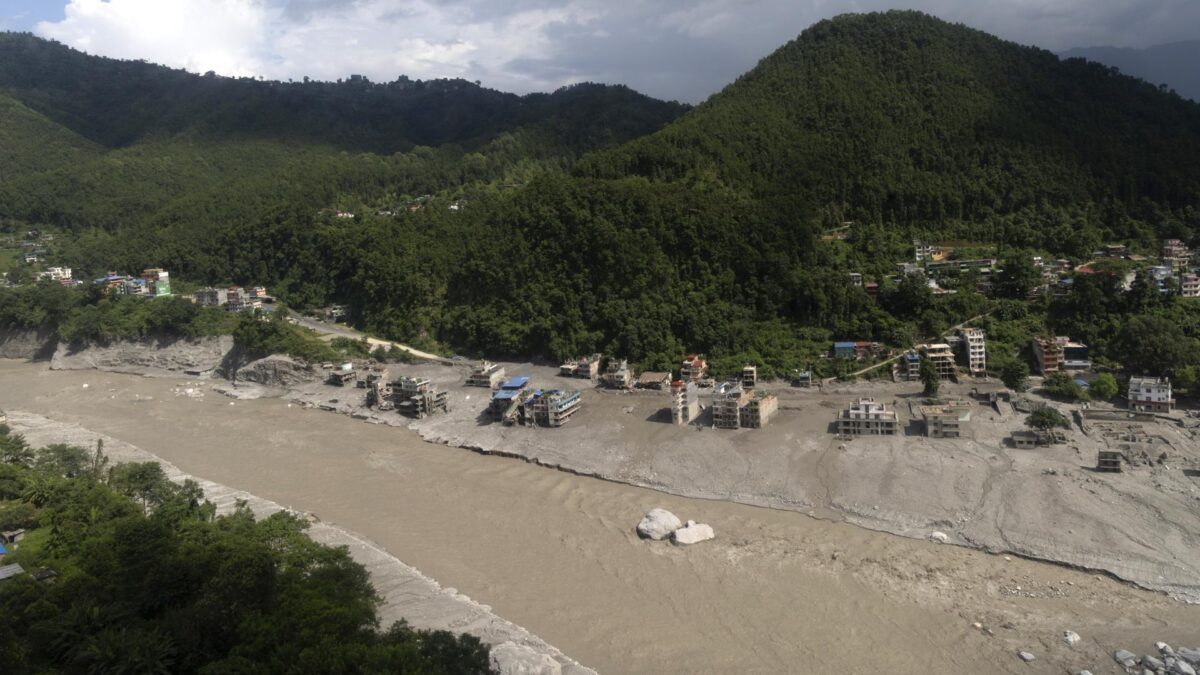 Nuwakot (Nepal), 28/08/2026.- An aerial view shows an area devastated by flash floods and mudslides in Delight village, Nuwakot district, Nepal, 28 August 2026. More than 460 people have died and hundreds remain missing across northern Nepal after a suspected glacial collapse and avalanche triggered flash floods and mudslides along the Bhotekoshi and Trishuli river valleys near the Nepal-Tibet border, causing widespread destruction to settlements and infrastructure, according to local authorities. (Inundaciones, Avalancha) EFE/EPA/NARENDRA SHRESTHA