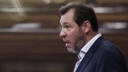 MADRID, 25/06/2026.- El ministro de Transportes, Óscar Puente interviene durante el último pleno ordinario del período de sesiones, este jueves, en el Congreso de los Diputados. EFE/ Sergio Pérez