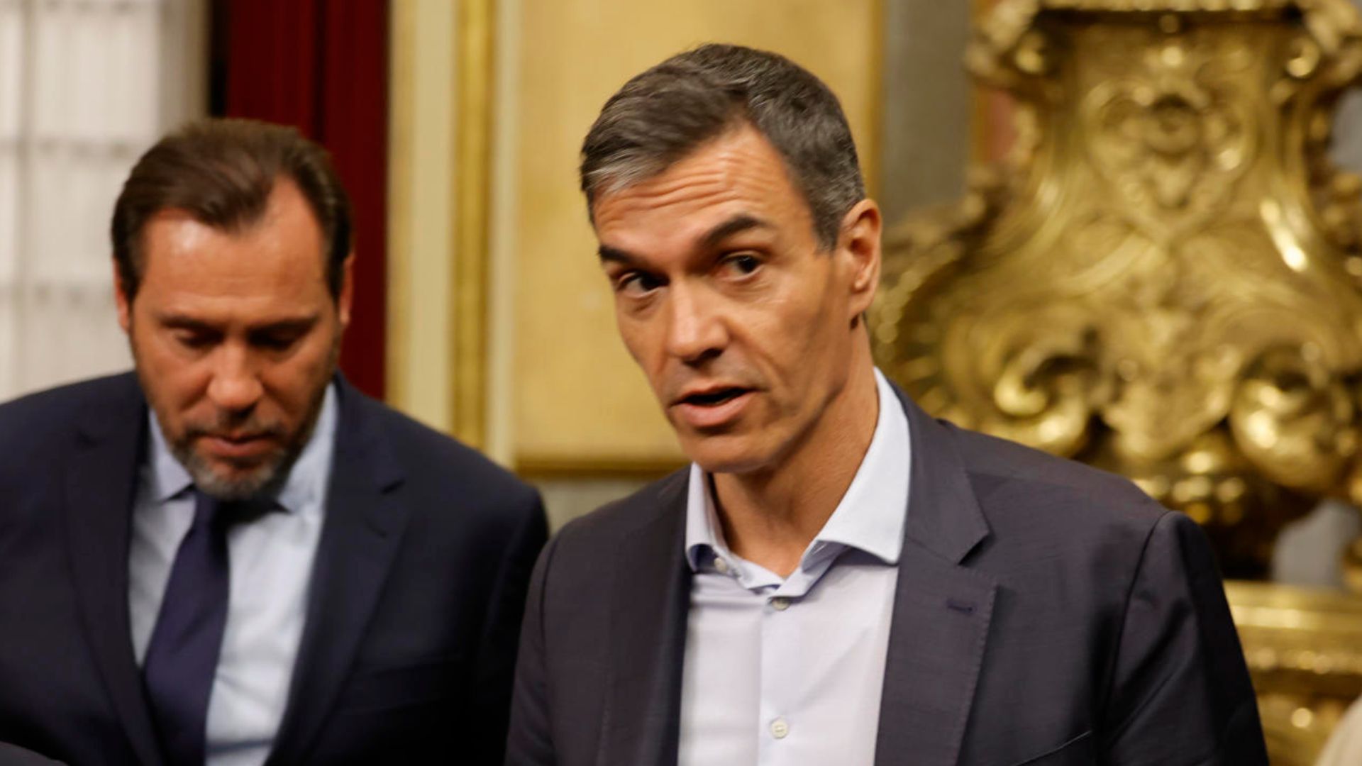 El presidente del Gobierno, Pedro Sánchez y el titular de Transportes, Óscar Puente (detrás). EFE/ Víctor Lerena