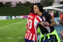 Jenni Hermoso y Amaiur abrazándose antes del comienzo del derbi