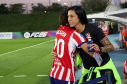 Jenni Hermoso y Amaiur abrazándose antes del comienzo del derbi