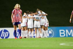Las jugadoras Del Real Madrid celebrando el primer gol ante el Atlético de Madrid en la jornada 1 de la Liga F Moeve