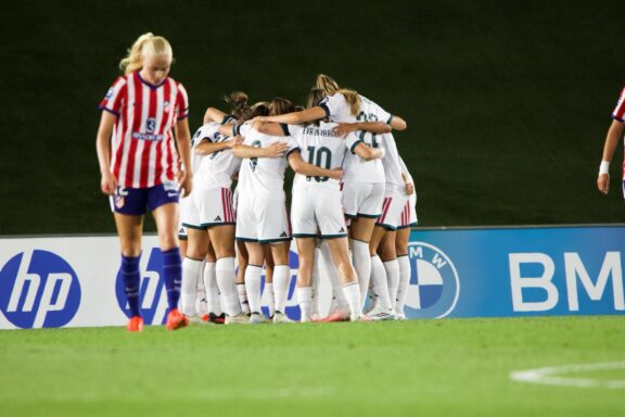 Las jugadoras Del Real Madrid celebrando el primer gol ante el Atlético de Madrid en la jornada 1 de la Liga F Moeve