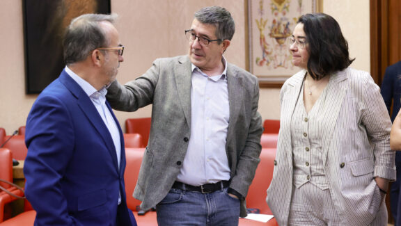 FOTODELDIA MADRID, 26/08/2026.- El portavoz del PSOE, Patxi López (c), al inicio de la reunión de Diputación Permanente del Congreso que debate, este miércoles, la petición del PP de que el ministro del Interior, Fernando Grande-Marlaska, comparezca ante el pleno de la cámara para dar cuenta del proceso de regularización de migrantes solicitado por 1,2 millones de personas y que finalizó el pasado 30 de junio. EFE/Chema Moya