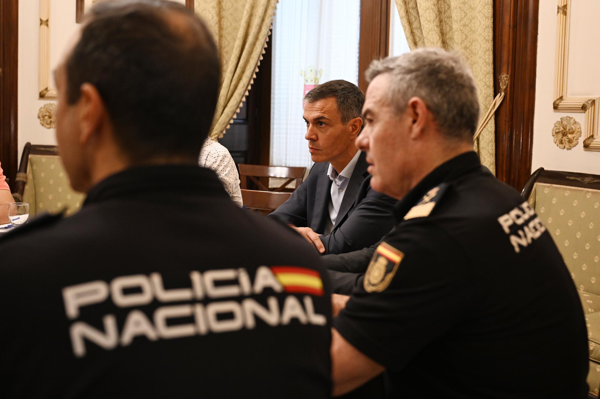 Ceuta (Spain), 31/07/2026.- A handout photo made available by the Spanish Prime Minister's Office shows Spanish Prime Minister Pedro Sanchez (3R) as he chairs the coordination meeting with the Government Delegate in the Autonomous City, the heads of the National Police and the Civil Guard, and the director of the CETI and the Ceuta branch of the Red Cross in Ceuta, Spain, 31 July 2026. Sanchez traveled to the autonomous city following the arrival of thousands of migrants from Morocco. (Marruecos, España) EFE/EPA/Borja Puig de la Bellacasa/Moncloa HANDOUT -- MANDATORY CREDIT -- IMAGE TO BE USED ONLY IN RELATION TO THE STATED EVENT -- HANDOUT EDITORIAL USE ONLY/NO SALES