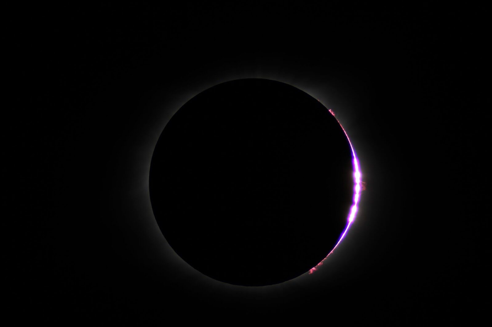 erlas-de-Baily-en-el-eclipse-solar-del-21-de-agosto-de-2017.-Credito-ESA-M.P.-Ayucar
