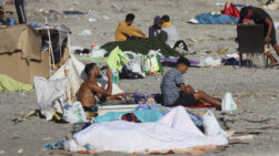 Varios migrantes permanecen acampados este sábado, en la playa El Trampolín de Ceuta