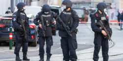 Cuatro policías suizos