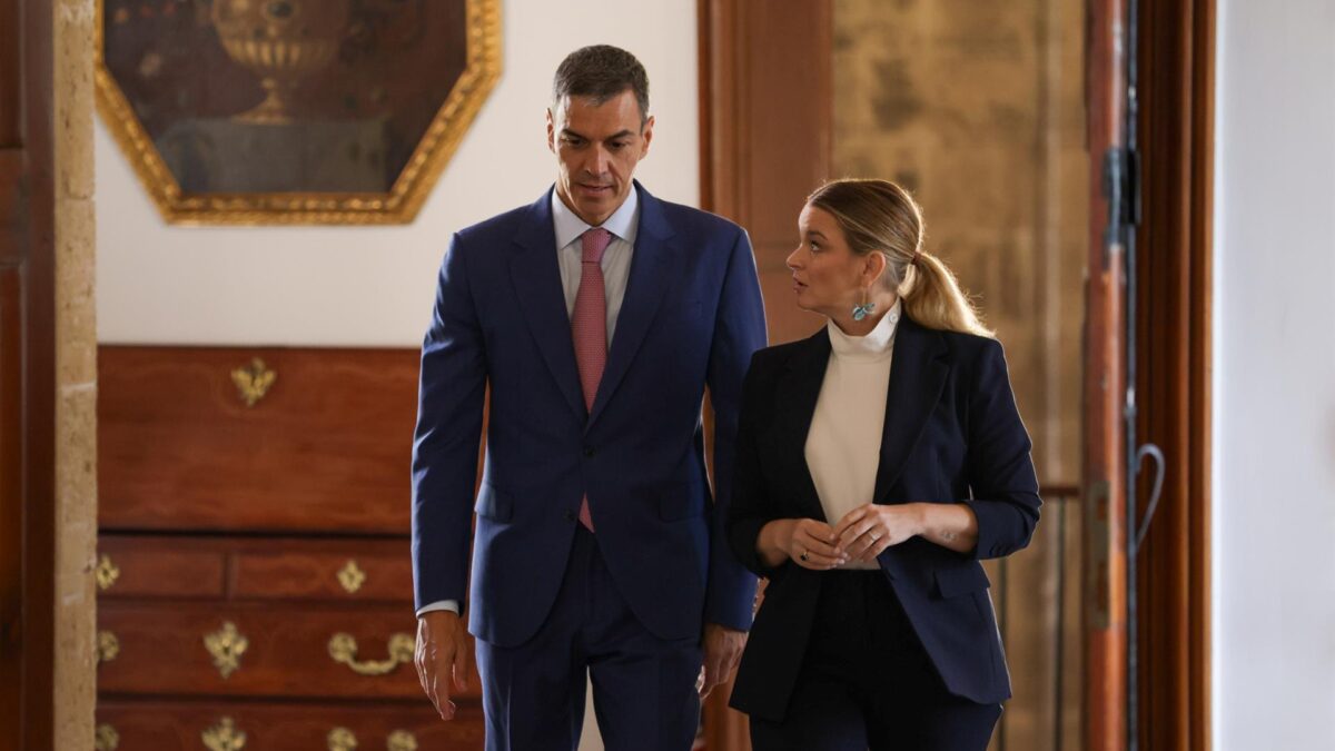 El presidente del Gobierno, Pedro Sánchez, y la presidenta de Baleares, Marga Prohens.
