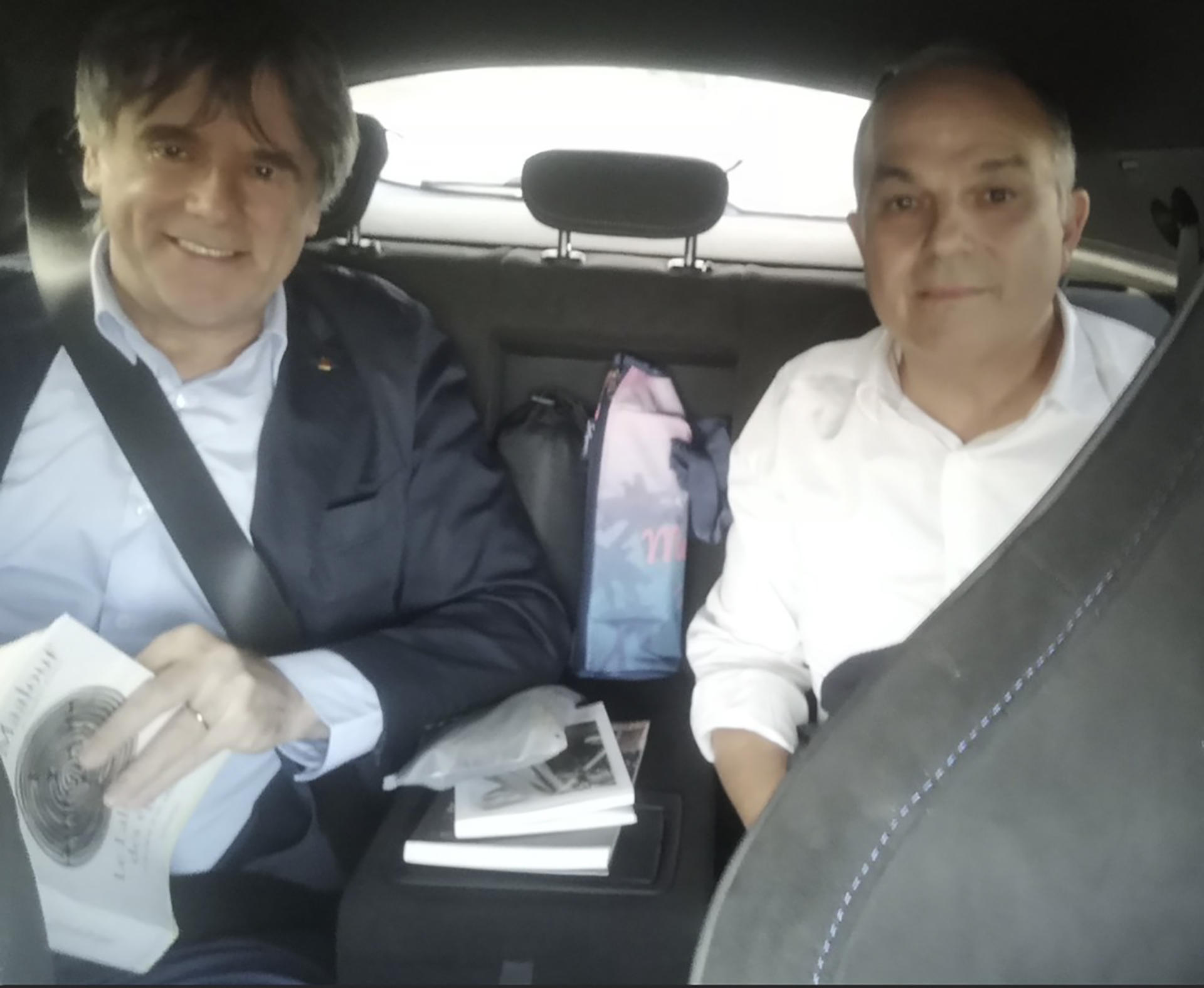 BARCELONA, 08/08/2026.- El líder de Junts, Carles Puigdemont, ha rememorado este sábado, con un artículo publicado en la red social X, con el título "Encara hi som, i sempre hi serem" (Aún estamos aquí, y siempre estaremos), el fugaz retorno a Cataluña que protagonizó el 8 de agosto de 2024, día en que fue investido Salvador Illa, a quien ha tildado de presidente del gobierno de la Generalitat "más españolista de la historia". Adjunta una fotografía en la que aparece sentado al lado del secretario general de Junts, Jordi Turull, que lo acompañó en aquel trayecto secreto de regreso a Cataluña: "Como podéis comprobar, ni vamos en el maletero, ni vamos disfrazados, ni entramos camuflados en la oscuridad de la noche", añade sarcástico. EFE/Cuenta en X de Carles Puigdemont -SÓLO USO EDITORIAL/SOLO USO PERMITIDO PARA ILUSTRAR LA NOTICIA QUE APARECE EN EL PIE DE FOTO (CRÉDITO OBLIGATORIO)-