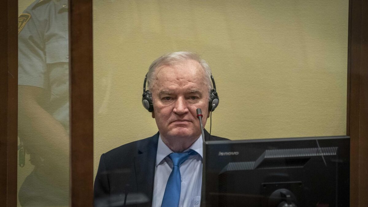 The Hague (Netherlands), 08/06/2021.- Former Bosnian Serb military chief Ratko Mladic prior to the pronouncement of the Appeal Judgment at the International Residual Mechanism for Criminal Tribunals (IRMCT) in The Hague, The Netherlands, 08 June 2021. The former Bosnian Serb army leader was sentenced to life imprisonment in 2017, partly for the mass Murder in Srebrenica. (Países Bajos; Holanda, La Haya) EFE/EPA/Jerry Lampen / POOL