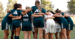 Las jugadoras del Real Madrid antes del encuentro ante el Madrid CFF
